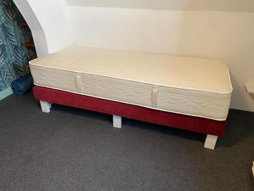 Boxspring met matras 1 persoons rood beschikbaar voor biedingen