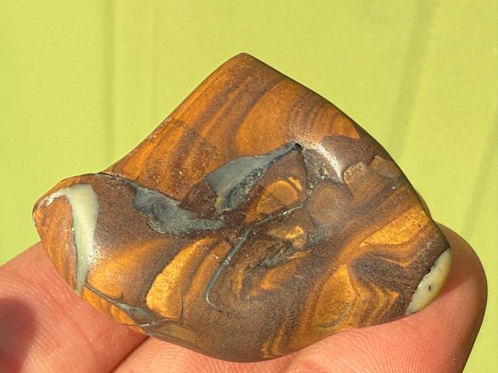 Mooie gepolijste Boulder Opaal uit Australië mineralen, Verzamelen, Mineralen en Fossielen, Mineraal, Ophalen of Verzenden