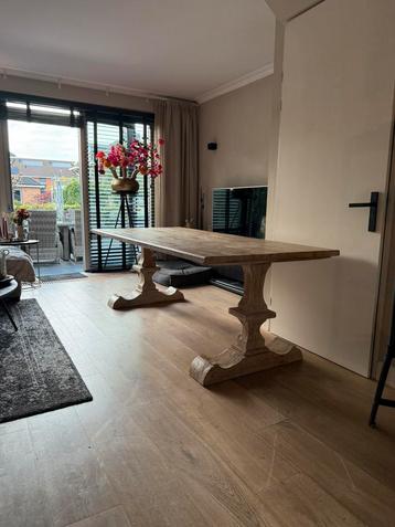 Mooie zware landelijke kloostertafel beschikbaar voor biedingen