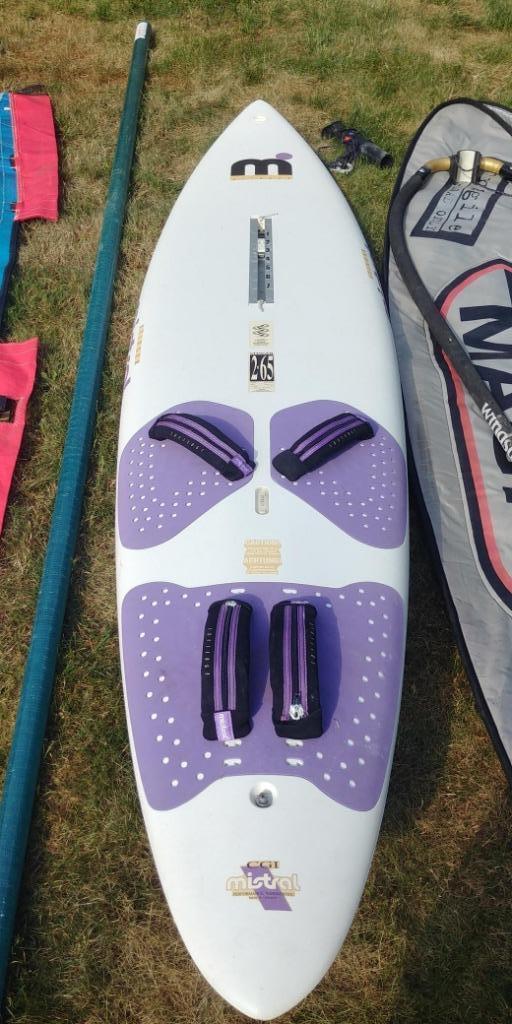 Mistral Stinger 265 board of hele set, Watersport en Boten, Windsurfen, Gebruikt, Plank, 250 tot 300 cm, Met vin(nen), Met draagtas