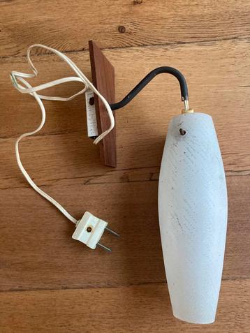 Vintage jaren 50 wandlampje met glas beschikbaar voor biedingen