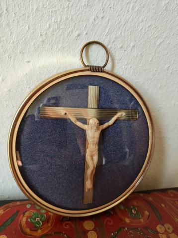 Prachtig oud kruisbeeld achter bolglas beschikbaar voor biedingen