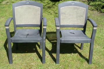 2 mooie stoelen kunstsstof kleur donkergrijs   beschikbaar voor biedingen