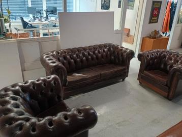 Lederen Chesterfield style zithoek - bank en 2 fauteuils beschikbaar voor biedingen
