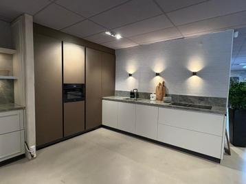 showroomkeuken  met miele en kwartsieten werkblad beschikbaar voor biedingen
