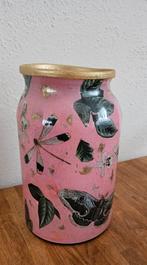 Decoratieve roze vaas met vlinders en libellen, 50 tot 75 cm, Aardewerk of Porselein, Ophalen of Verzenden, Zo goed als nieuw