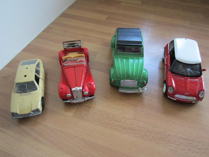 4x beschadigde auto’s 1:43 samen voor 2,50 of los 1,00, Hobby en Vrije tijd, Modelauto's | 1:43, Gebruikt, Auto, Corgi, Ophalen of Verzenden