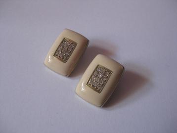 Vintage bling: beige oorbellen met strass en emaille beschikbaar voor biedingen