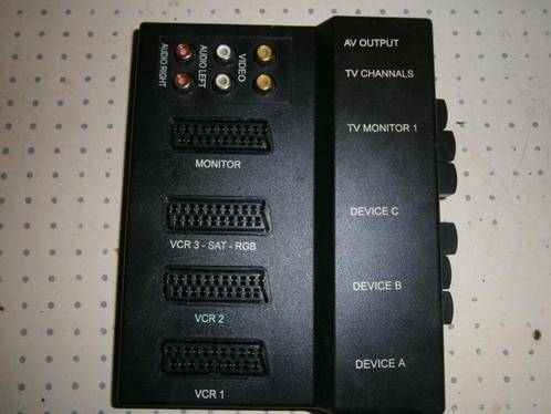 Video Selector 4 scart, 6 tulp aansluitingen + 3 scartkabels, Audio, Tv en Foto, Audiokabels en Televisiekabels, Gebruikt, Scartkabel