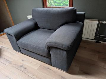 Luxe Sofa 125B x 90D x 80H (€599 nieuw) beschikbaar voor biedingen