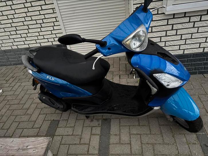Piaggio fly 2011 4 takt 50 cc geel kenteken, Fietsen en Brommers, Scooters | Piaggio, Gebruikt, Fly, Benzine, Ophalen