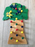 Houten boom met tuimelend beertjes, Ophalen