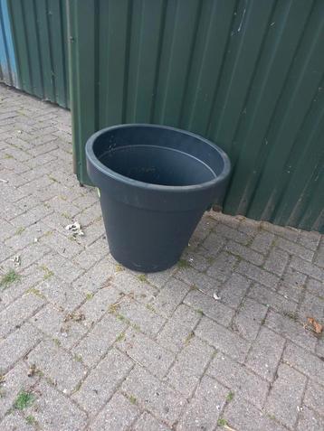 Bloempot van gerecycled materiaal beschikbaar voor biedingen