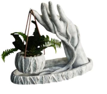 Hangende bloempot aan een hand beschikbaar voor biedingen