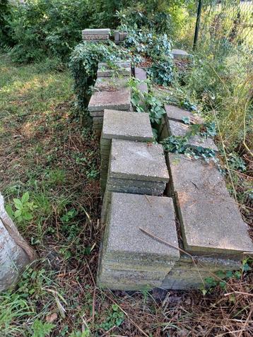 Gratis Betontegels (zelf afhalen en tillen uit achtertuin) beschikbaar voor biedingen