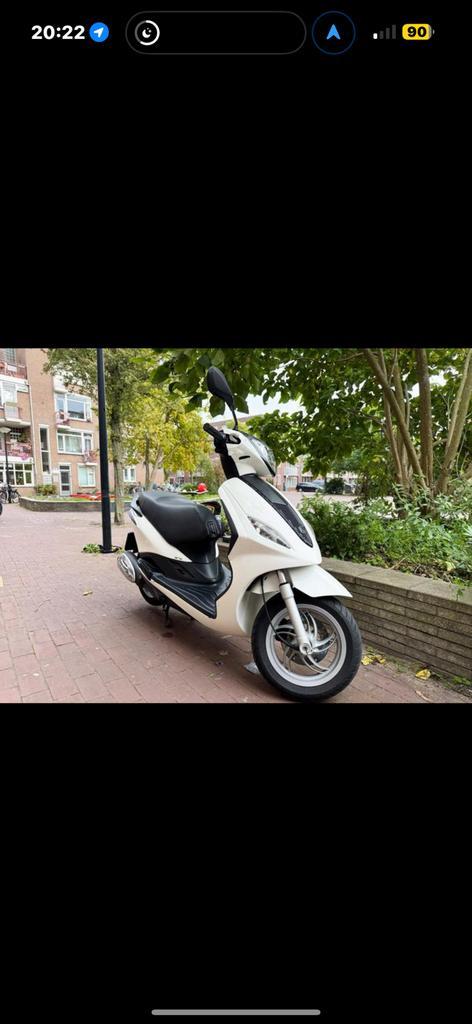 Piaggio fly 125cc, Fietsen en Brommers, Scooters | Piaggio, Zo goed als nieuw, Fly, Benzine, Ophalen of Verzenden