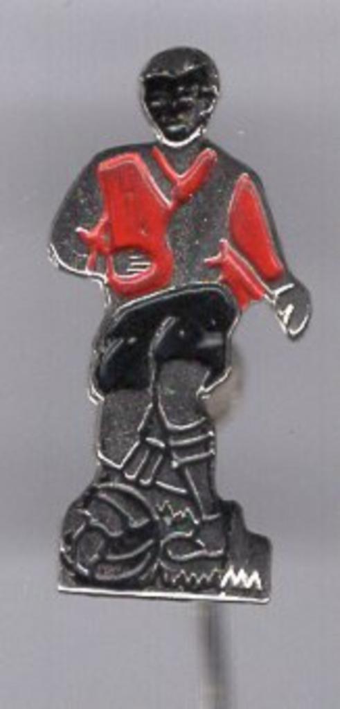 Voetballer zilvervoetje speldje ( Z_199 ), Verzamelen, Speldjes, Pins en Buttons, Nieuw, Speldje of Pin, Sport, Verzenden