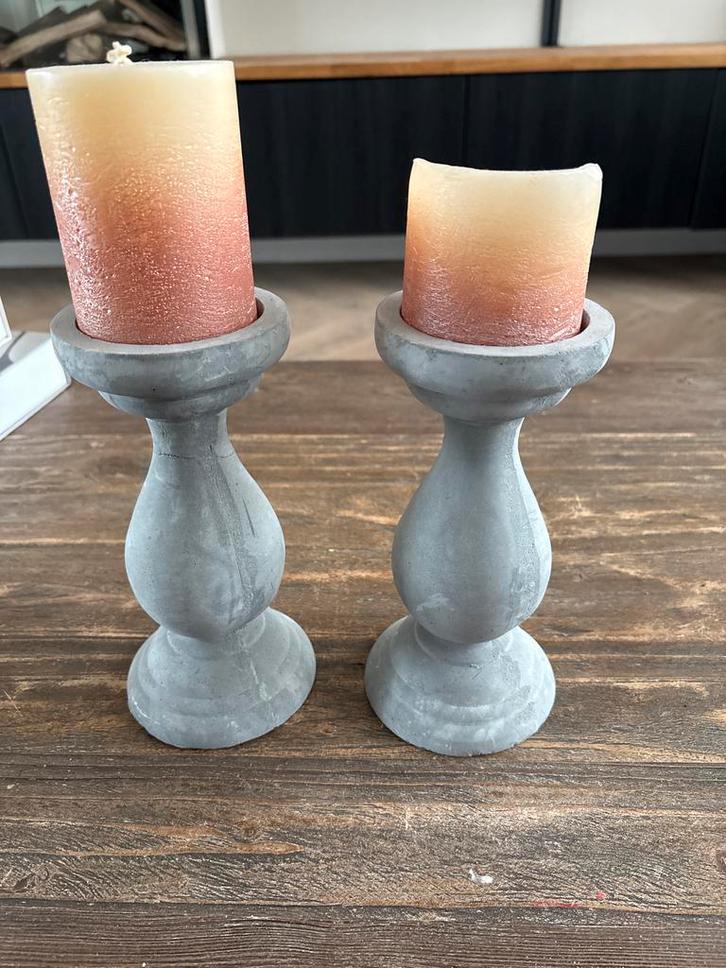 Set van 2 grijze kandelaars met kaarsen, Huis en Inrichting, Woonaccessoires | Kandelaars en Kaarsen, Zo goed als nieuw, Kandelaar