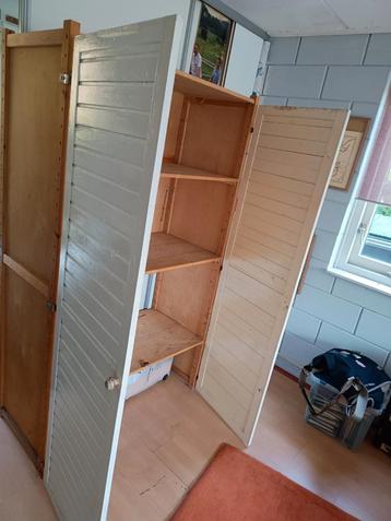 Grenenhouten voorraadkast/ witte louvredeuren