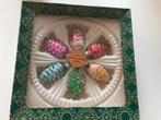 Vintage doosje met 6 kleine kerstballen ,dennenappels, Ophalen of Verzenden, Zo goed als nieuw