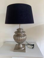 Landelijke tafellamp met zilveren voet en zwarte kap, Huis en Inrichting, Lampen | Tafellampen, Ophalen, Zo goed als nieuw, Metaal