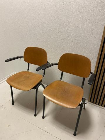houten kerkstoelen beschikbaar voor biedingen