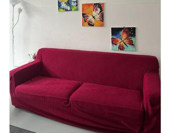 Rode 4-zitsbank in nette staat beschikbaar voor biedingen