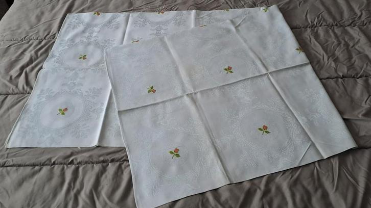 Vintage Geborduurd Tafelkleed met Rozen - Lichtblauw, Huis en Inrichting, Tafelkleden, Zo goed als nieuw, Rechthoek, Binnen, Ophalen of Verzenden