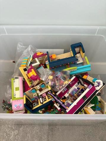 Enorme doos met lego friends, inclusief complete sets + meer beschikbaar voor biedingen