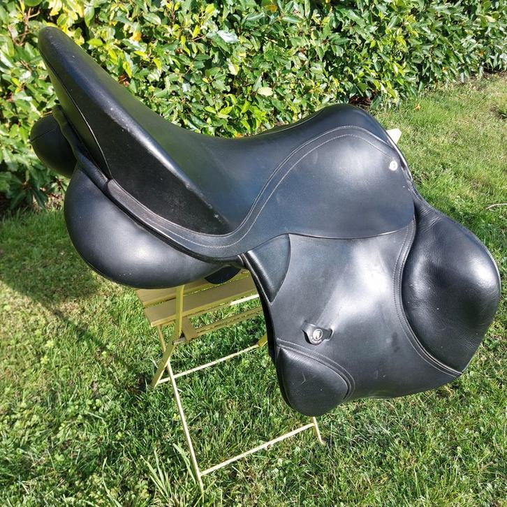 Springzadel dt saddlery 1200 zwart 18 inch, Dieren en Toebehoren, Paarden en Pony's | Zadels, Springen, Ophalen of Verzenden