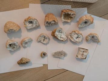 Collectie 15 x bergkristal geodes + 1 kluster bergkristal beschikbaar voor biedingen