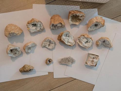 Collectie 15 x bergkristal geodes + 1 kluster bergkristal, Verzamelen, Mineralen en Fossielen, Mineraal, Ophalen of Verzenden