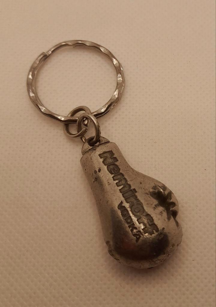 Zichtbaar oude zware bokshandschoen Vodka, Verzamelen, Sleutelhangers, Gebruikt, Ophalen of Verzenden