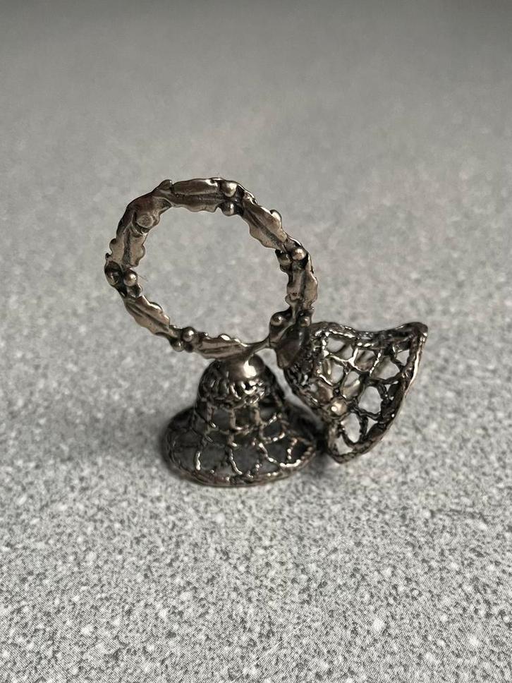 Kerstklokjes aan zilveren miniatuur kerstkrans., Antiek en Kunst, Antiek | Goud en Zilver, Zilver, Ophalen of Verzenden