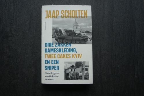 DRIE ZAKKEN DAMESKLEDING, TWEE CAKES KYI en een SNIPER (2022, Boeken, Literatuur, Zo goed als nieuw, Nederland, Ophalen of Verzenden