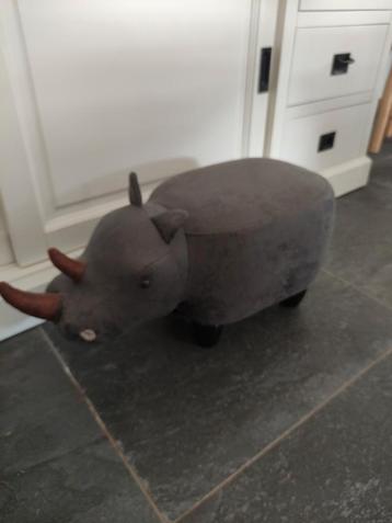 Neushoorn poef voetenbankje beschikbaar voor biedingen