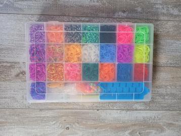 Doos met 5600 Loom bandjes beschikbaar voor biedingen