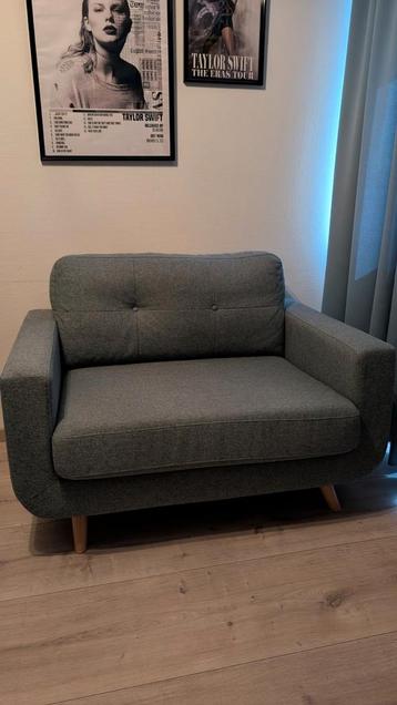Groene love seat met houten poten  beschikbaar voor biedingen