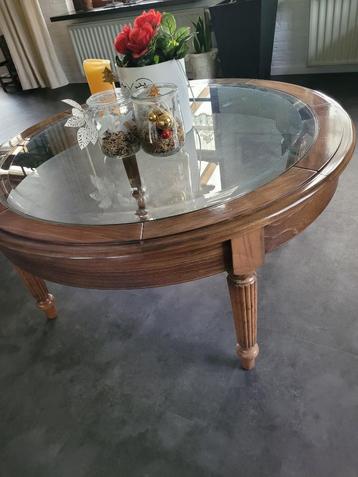 Salontafel met geslepen glas beschikbaar voor biedingen