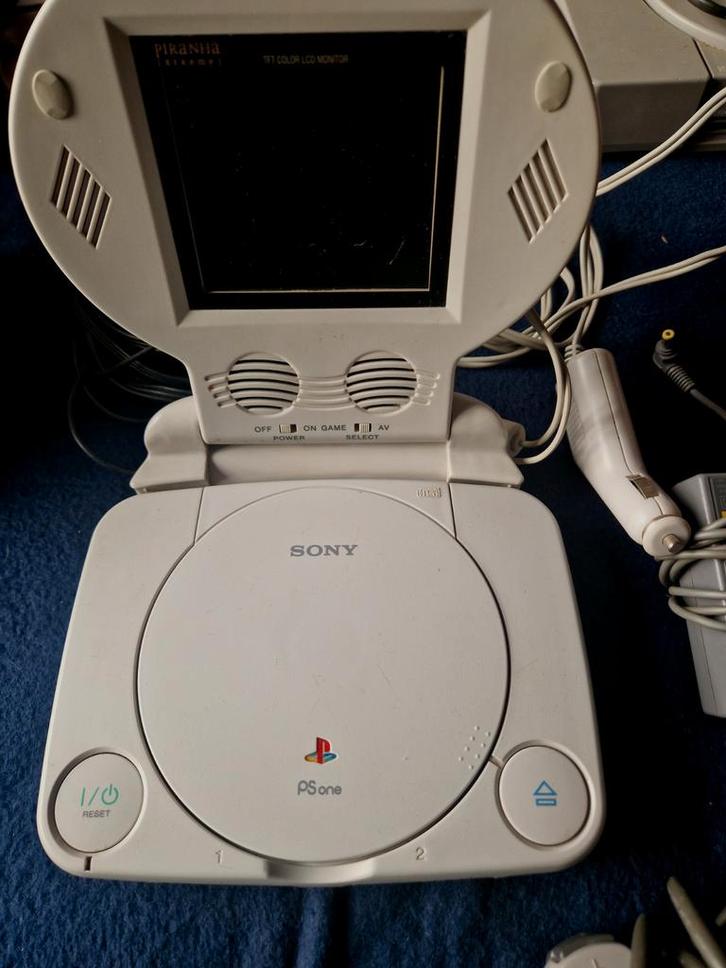 Sony PSOne met lcd scherm - Draagbare PlayStation, Spelcomputers en Games, Spelcomputers | Sony PlayStation 1, Gebruikt, Zonder controller