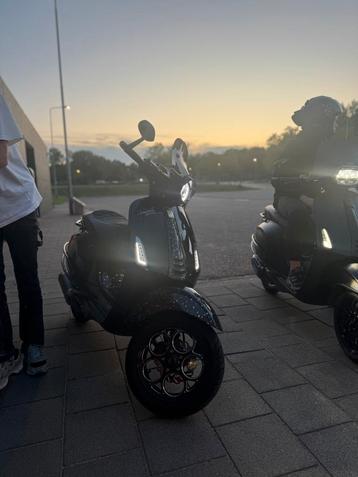 Vespa sprint 80cc E5 Zwart X forged Carbon UNIEK beschikbaar voor biedingen