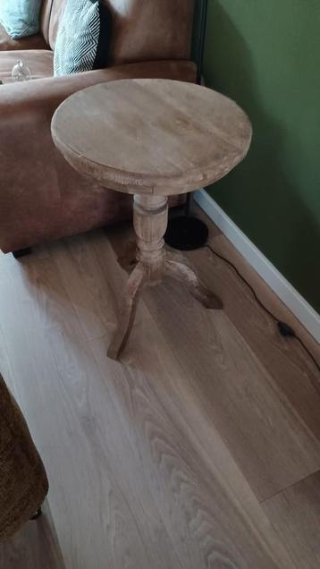 Houten bijzettafel doorsnee 50 cm en 70 cm hoog. beschikbaar voor biedingen