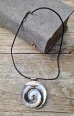 Parelmoer schelp halsketting met zilver slot, Ophalen of Verzenden, Zo goed als nieuw, Zilver, Overige materialen
