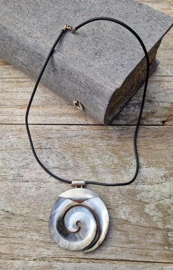 Parelmoer schelp halsketting met zilver slot  beschikbaar voor biedingen