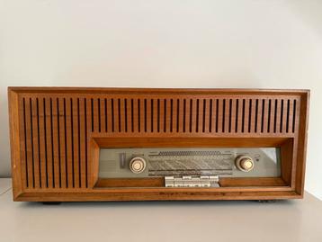 Prachtige oude radio beschikbaar voor biedingen