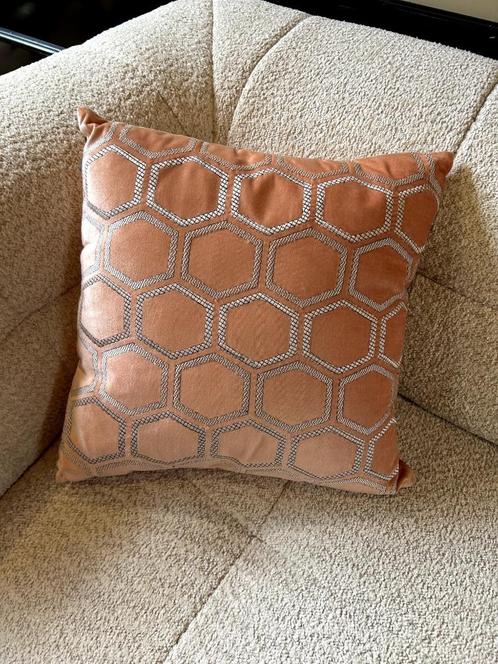 Zalm kleurige kussen met patroon, Huis en Inrichting, Woonaccessoires | Kussens, Nieuw, Overige kleuren, Vierkant, Ophalen