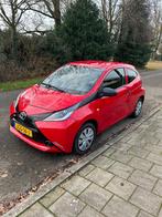 Toyota Aygo 1.0 Vvt-i 69pk 3D 2017 Rood, Auto's, Voorwielaandrijving, 4 stoelen, 24 km/l, Handgeschakeld