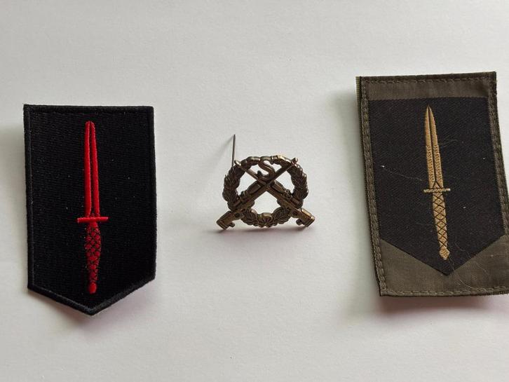 KCT mouw emblemen & sniper speld, Verzamelen, Militaria | Algemeen, Landmacht, Kleding of Schoenen, Nederland, Ophalen of Verzenden