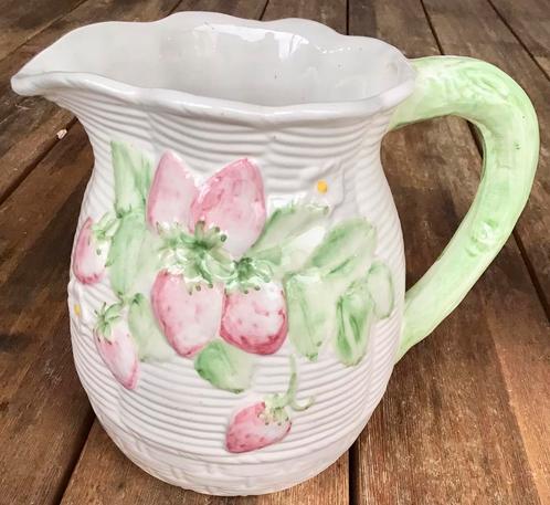 MOOIE ANTIEKE KAN / SCHENKKAN / VAAS MET AARDBEIEN OPDRUK, Antiek en Kunst, Antiek | Servies los, Ophalen of Verzenden