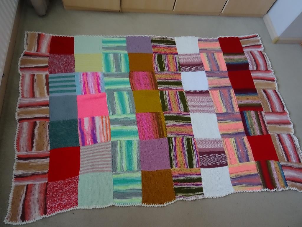 Gebreide Lappendeken 140x 210 cm, Huis en Inrichting, Woonaccessoires | Plaids en Woondekens, Nieuw, Ophalen of Verzenden